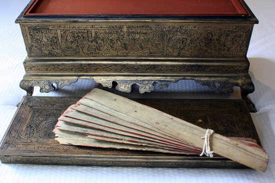 Des extraits du Tripiṭaka recopiés sur des jeux de feuilles de palmes