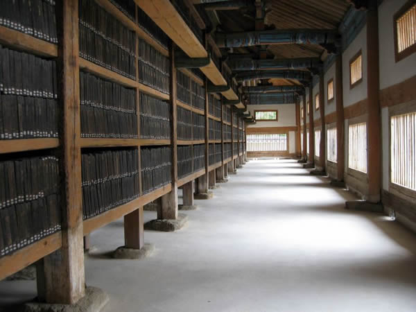 Une bibliothèque contenant une version coréenne du Tripiṭaka