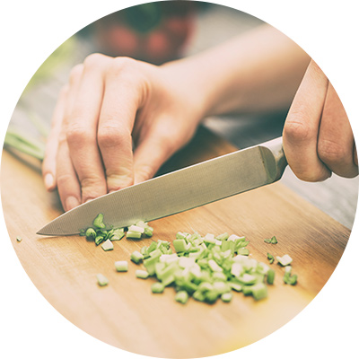 Détailler les légumes au couteau sur la planche